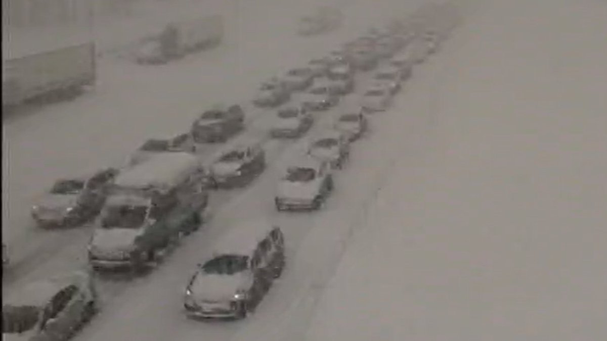 CaltransDist3's tweet image. HOLDING all traffic in both directions on Interstate 80 and eastbound State Route 20 in @nevadacityca due to whiteout conditions and multiple spinouts over Donner Summit. Chain controls on Highway 50.