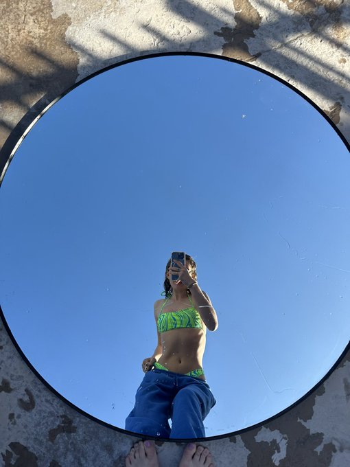 i had a photoshoot today!! https://t.co/omnzwQbmc3