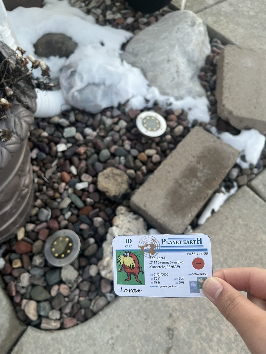 ali_laaibah_'s tweet photo. We use solar paneled lights on our front patio to use less energy. Using solar energy reduces the demand for fossil fuels and that means less carbon dioxide in our air. @franklinlorax #apespopulation https://t.co/cCp1ZA5mjY