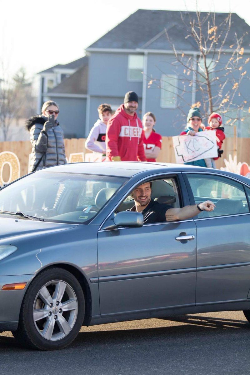 malikjackson3's tweet photo. #ChiefsKingdom With the best send offs!! Neighbors for LB Willie Gay and TE Noah Gray lined the streets in parade style as our Chiefs hit the road for #SuperBowl 

Our full story tonight @ 9&amp;10
@fox4kc https://t.co/Kd7y8BeUSl