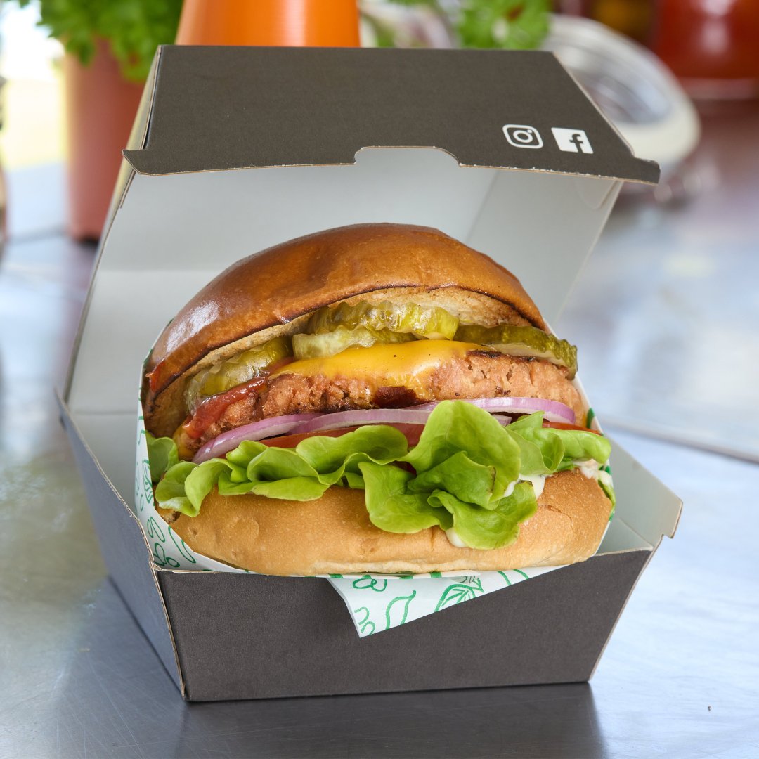 Don't feel like cooking? No worries, there are plenty of restaurants offering v2food options! 😋 Check hubs.la/Q01yxHNJ0 to find venues in Australia near you🌱#v2food #v2burger #v2venues #plantbased