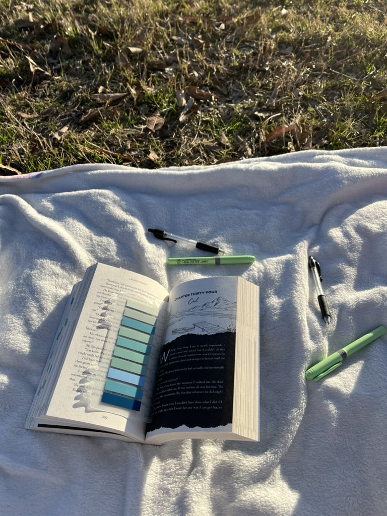 laurens_libros's tweet photo. ☽ reading in the park *    · https://t.co/LBA2Aee4pe