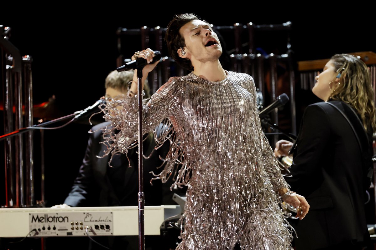 hsdaily's tweet photo. Harry performing at the 65th #GRAMMYs  in Los Angeles, California - February 5 https://t.co/N5oCKNG0k3