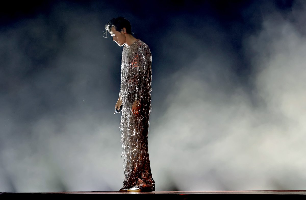 hsdaily's tweet image. Harry performing at the 65th #GRAMMYs  in Los Angeles, California - February 5