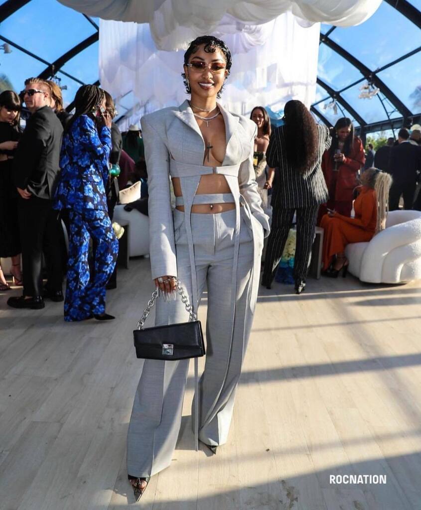 cldstyle's tweet photo. S H E N S E E A 🤍 @shenseea well suited with a @behno_official bag at the @rocnation #Grammys Brunch
#Shenseea #behno #RocNation #CLDPR #Sustainable #SustainableFashion https://t.co/7Vkc7Gz2sN https://t.co/mRu3JXhQ0m
