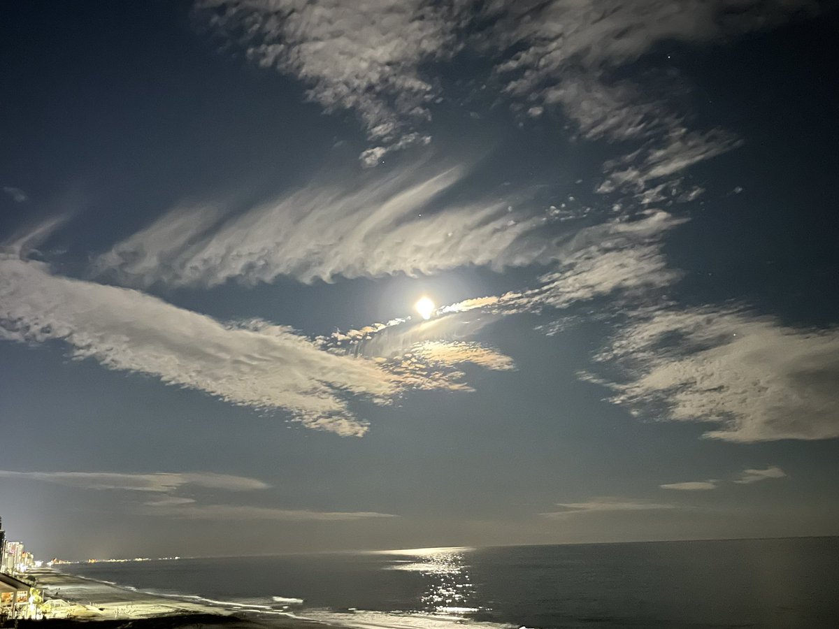 napapattours's tweet photo. @RoarLoudTravel @MadHattersNYC @_sundaysunsets_ 

#SundaySunsets #Sunset and #Moonrise in Myrtle Beach last month.

Cheers and happy Sunday, everyone! https://t.co/TsHYmAZkgA