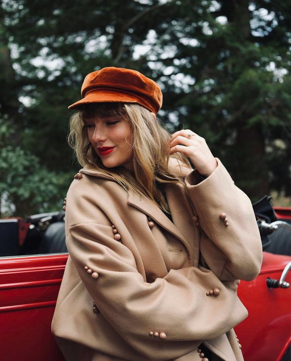 tracklist's tweet photo. A era “Red”, de Taylor Swift, conquistou o seu primeiro #GRAMMYs https://t.co/6PUxEEiqEZ