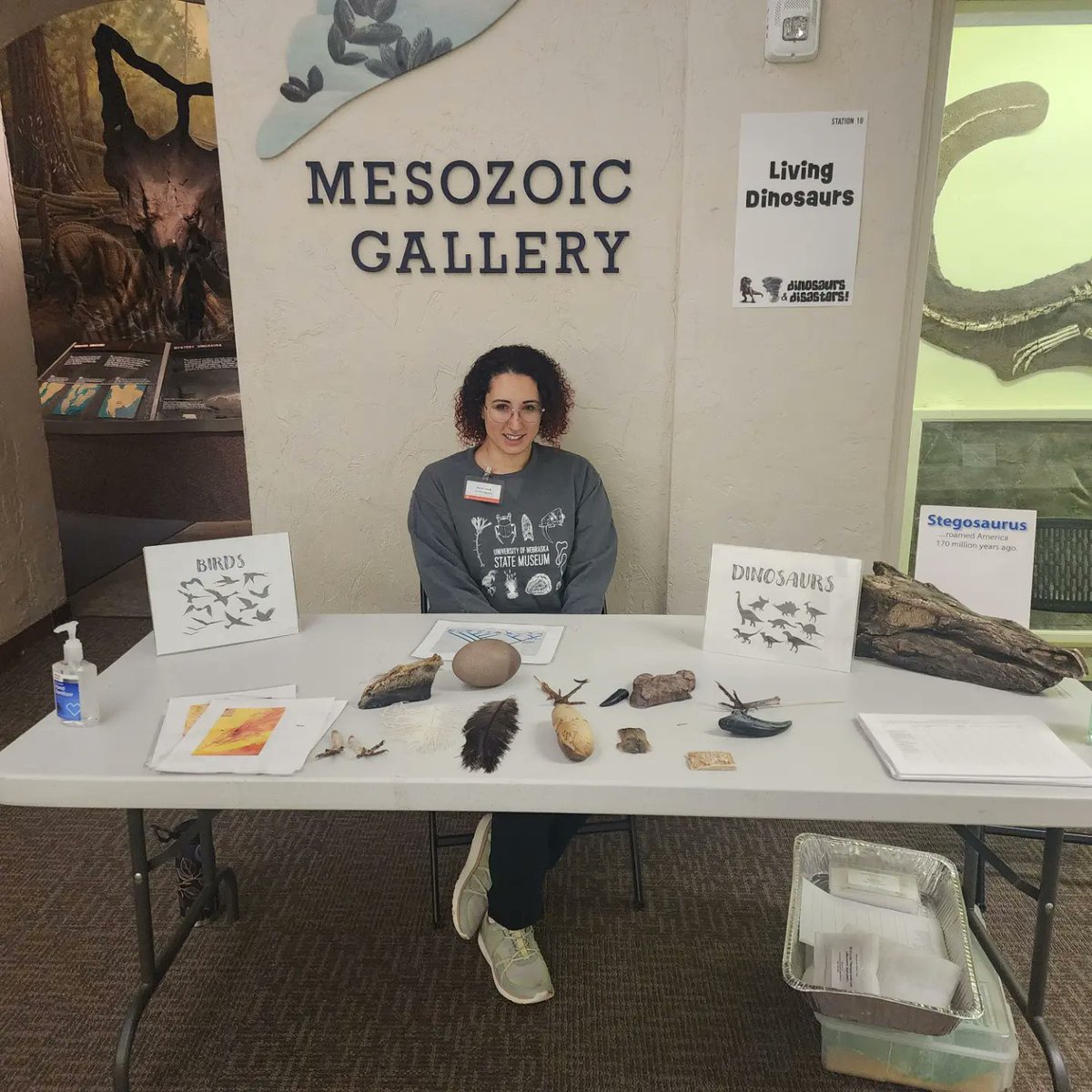 Inspire1Prods's tweet photo. A belated #FossilFriday is from our 2 hosts @SaurusThesaurus &amp; @paleogal_devra as they worked the #dinosaursanddisasters at @MorrillHallUNL. Their exhibit was "Living dinosaurs" where they went over how birds are dinosaurs. #paleontology #scicomm #educationoutreach #museums https://t.co/HQLsvaJ8yW
