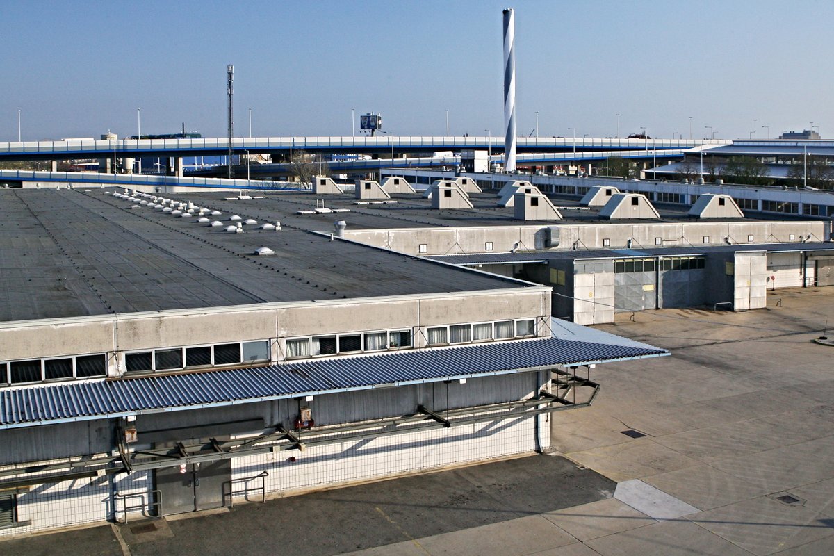 apex_archive's tweet photo. Fleischzentrum #StMarx kurz vor und nach Schließung (2007)
#Schlachthof #Fleischerei #Fleischmarkthalle #Wien https://t.co/zdhfbOV8pl