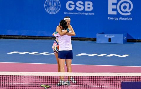 Not_Esportivas's tweet photo. Parabéns às duplistas campeães, as taiwanesas Hao Ching Chan e a sua compatriota Fang-Hsieh Wu que conquistaram o @WTA 250 de @ThailandOpenHH, conquistando assim o primeiro título no ano e na carreira juntas
#WTA #Tennis #HOLOGICxWTATOUR #ThailandOpen #HaoChingChan #FangHsiehWu https://t.co/RxLVjbqHaP