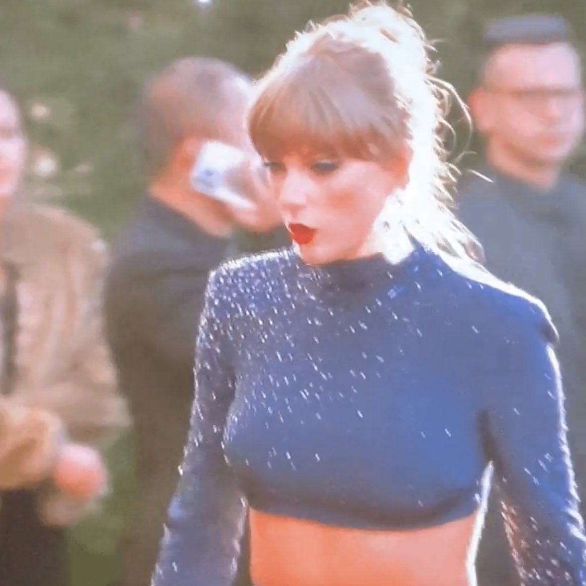 LaPuercaylor's tweet photo. TAYLOR SWIFT LLEGANDO A LOS GRAMMYS https://t.co/Uc5D21S8J7