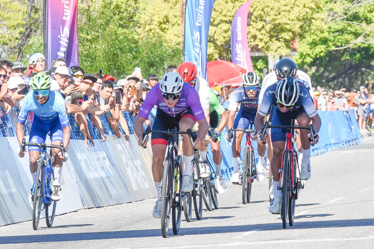 infoadolfo's tweet photo. #MartinVidaurre 🇨🇱 dio el golpe en la etapa final y se quedó con la general de la #vueltadelporvenir 

Una fuga muy numerosa dominó la etapa y hubo vuelco en la general.

#MartinVidaurre superó al panameño #FranklinArchibold y al colombiano #CesarParedes

📸 @luisrojomallea https://t.co/VgOQessJQR