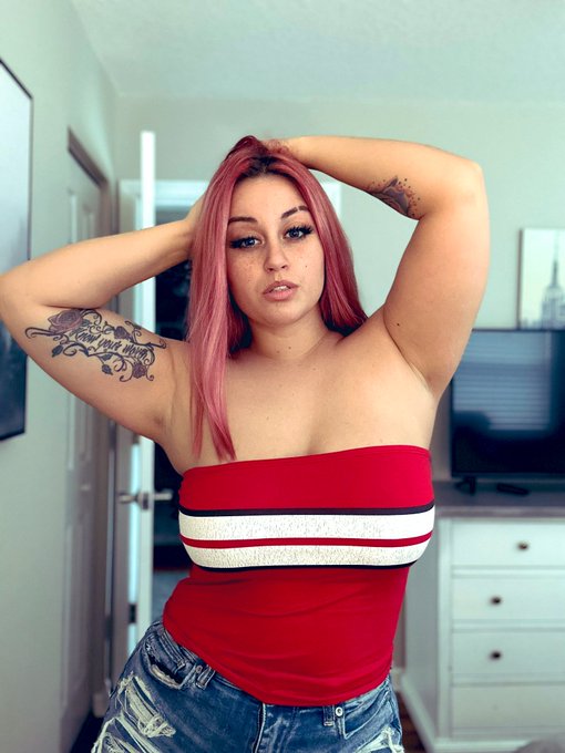 My hair faded to this rose gold and I&rsquo;m kinda diggin it 😮&zwj;💨 https://t.co/UlppClw1XQ<a href="/tag/thicc"class="tags"><span>#thicc</span></a>