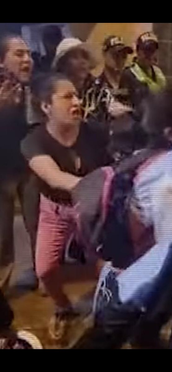 Calitos_Jo's tweet photo. Esta es la persona que se ve claramente mete la mano a la mochila de la rescatista para sustraer o introducir ( sembrar ) a la Lic. Rosa Mery Benito Contreras.
Hay que hacerla famoso y veremos si pertenece a la @PoliciaPeru 
#SOSPeru #DictaduraEnElPeru #DinaRenunciaYa https://t.co/z4ClelzngA