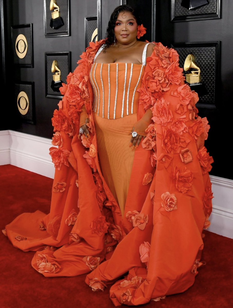 Might as well stop the competition - #Lizzo in custom <a href="/dolcegabbana/">Dolce&Gabbana</a> owned the #GRAMMYs #redcarpet