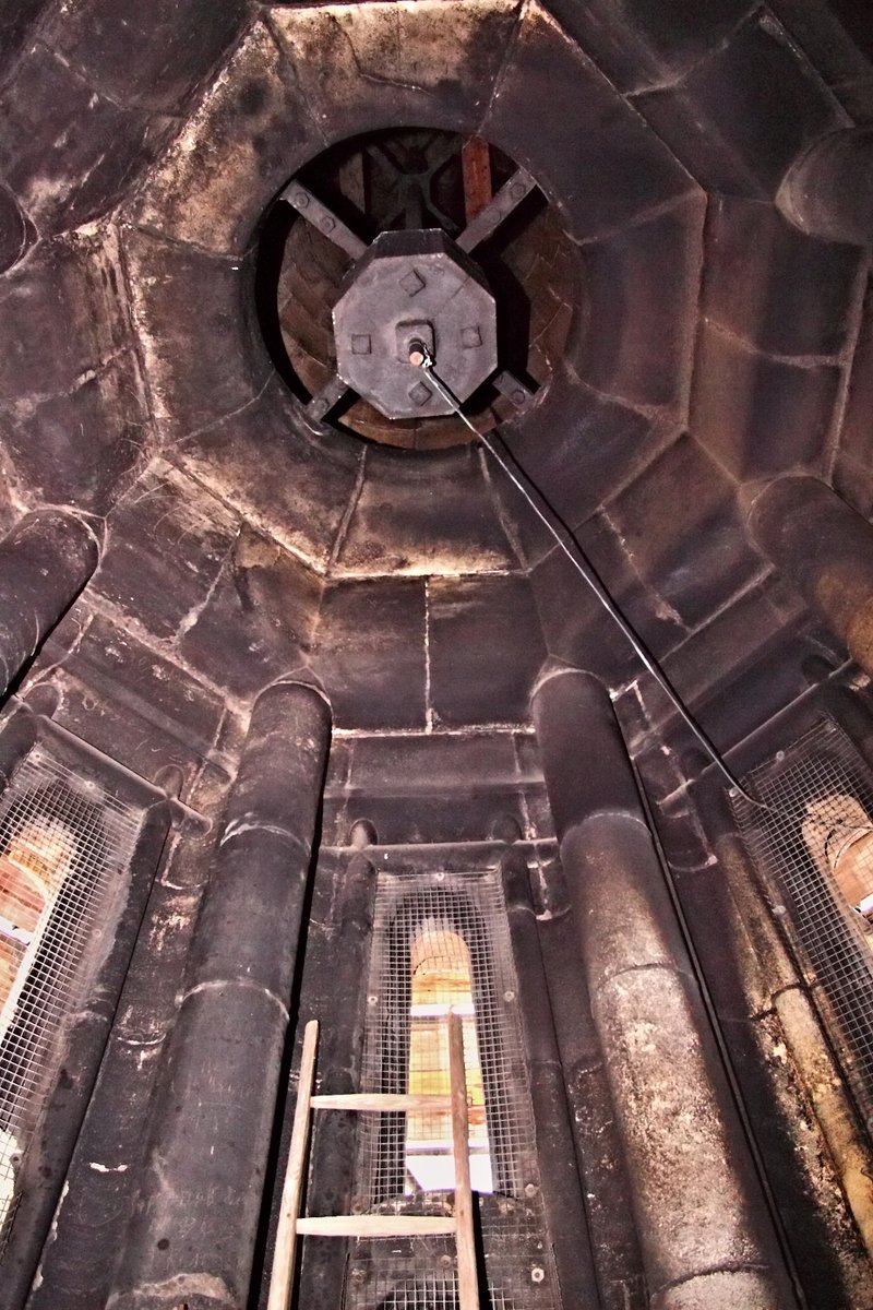 apex_archive's tweet photo. Das hier ist ist der Punkt und der Raum, wo man das Innere des Südturms des #Stephansdom ´s verlassen muss, wenn man außen ganz hinauf zur Spitze klettern will-und zwar durch das enge Angstloch seitlich zur Außenleiter.

#Dom #Kirche #Wien #wienliebe #Kirchturm #StStephan https://t.co/pwQx66rQLd