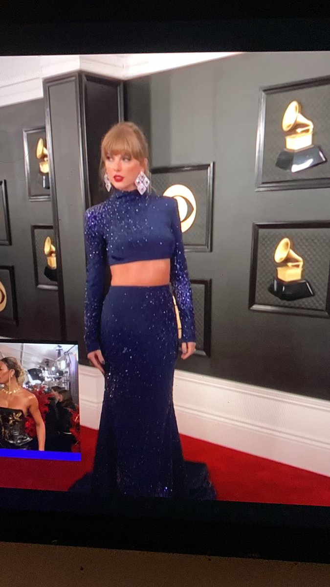 SUGARMOMMY561's tweet photo. TAYLOR FUCKING SWIFT EVERYONE #TaylorSwift #GRAMMYs https://t.co/ell3I2gB5p