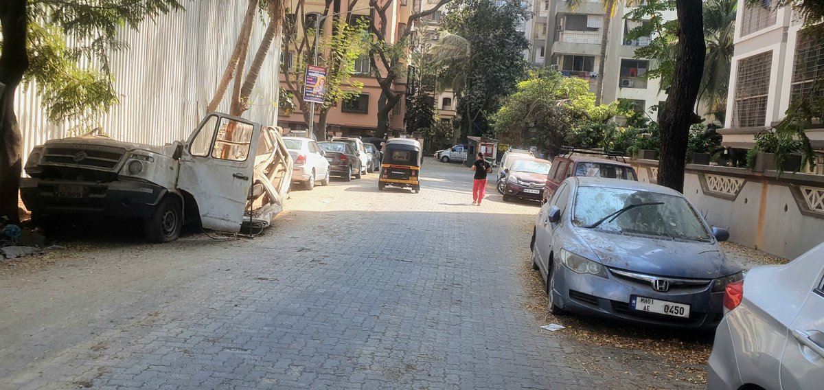 jiteshrander's tweet photo. @RoadsOfMumbai Last 4 mths School Buses have huge problem... MCGM has given notice also but the same was torne... a 13m road reduced to 6m.

Pranay Nagar
Ram Mandir Road
Vazira Naka 
Borivali W
Mumbai 91 https://t.co/5QkHe0573j