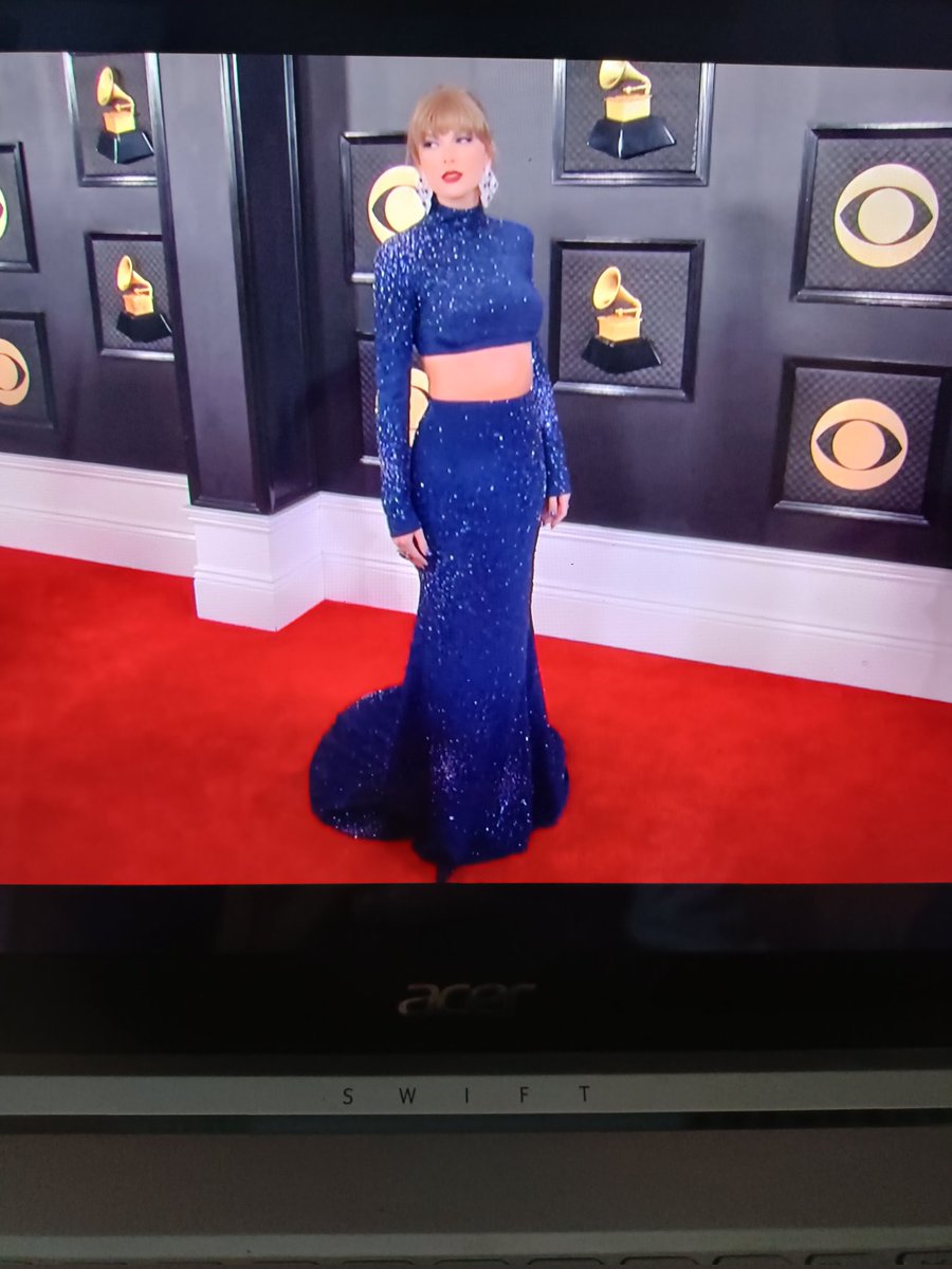 She can still make the whole place shimmer. ✨🤩 

📢Ahead of Music's Biggest Night, tune in to Grammy's Live happening Now! 📢🎵

🚨Taylor Swift at the Grammys Red Carpet. 😘🧣 #GRAMMYs #Grammys2023 #GRAMMYPremiere @taylornation13 @taylorswift13