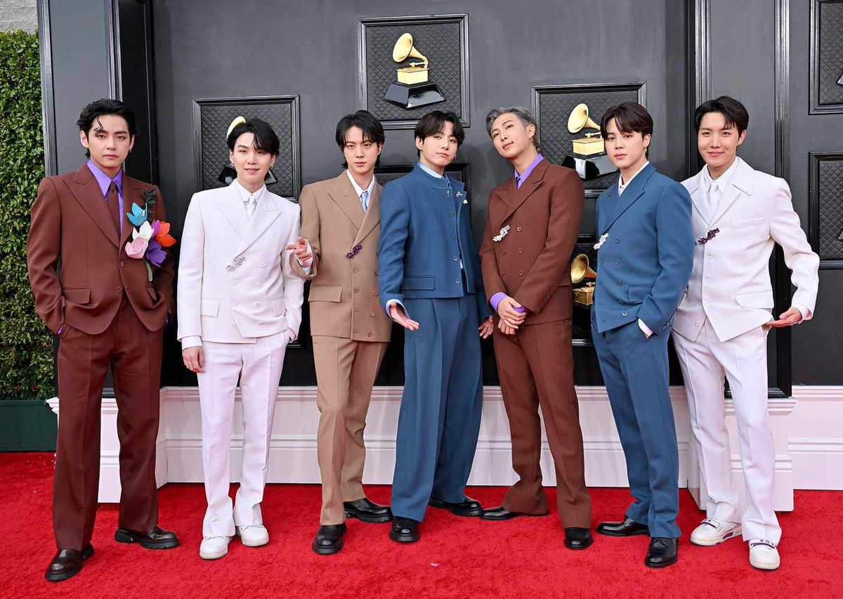 vantepainteer's tweet photo. FORBES: "Mientras BTS continúa rompiendo récords y los Grammys continúan perdiendo relevancia, ¿Quién realmente necesita a quién?"

BTS PAVED THE WAY
BTS ARE UNTOUCHABLE
FOCUS ON BTS https://t.co/DWdmZfRG6G