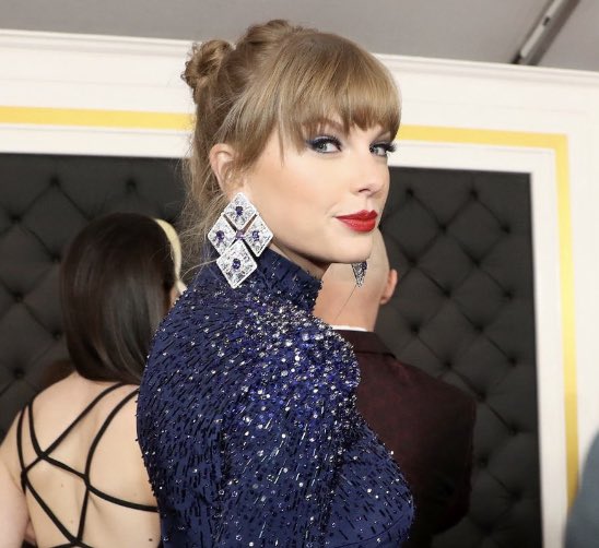 rylovestaylor's tweet photo. the face of someone who’s going to win their 13th grammy tonight https://t.co/uyhsNvGnLb