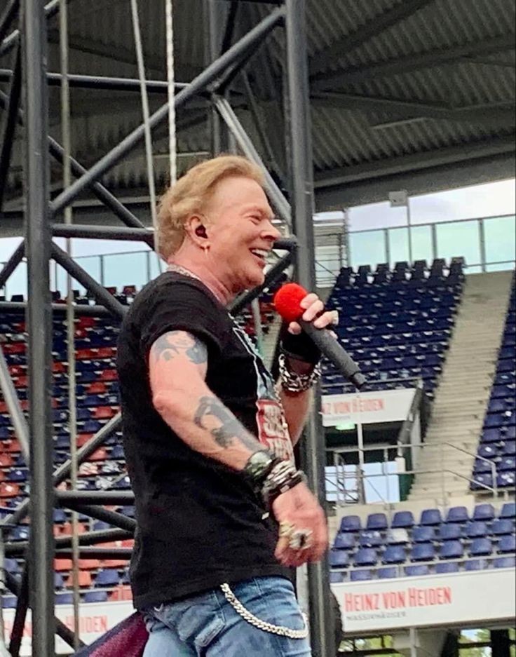 Happy Bday to W. axl rose    i love u so much   wish u happy and healthy        my chubby boy    