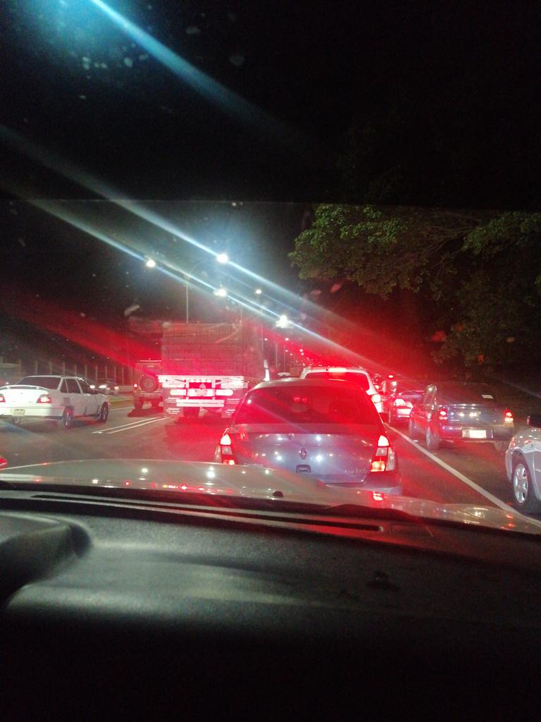 Aixelito's tweet image. #AutopistaValleCoche trancada en este momento 8:13 p.m. para poder entrar al estadio nuevo de la Rinconada. La cola de varios kilómetros está suuuper cabilla!