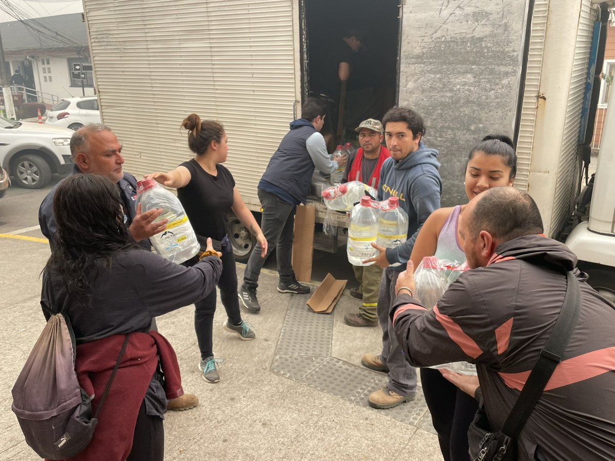 deprovconce's tweet photo. El Jefe Provincial de Educación @matiaravenam en coordinación con @Educbiobio y @junaeb_biobio , colaboró en canalizar la entrega de 10.200 lts de agua potable en bidones de 7 y 3 lts para la comuna de @MuniSantaJuana 
Seguimos desplegados!
🇨🇱🏫 https://t.co/QjOqqQvKuO