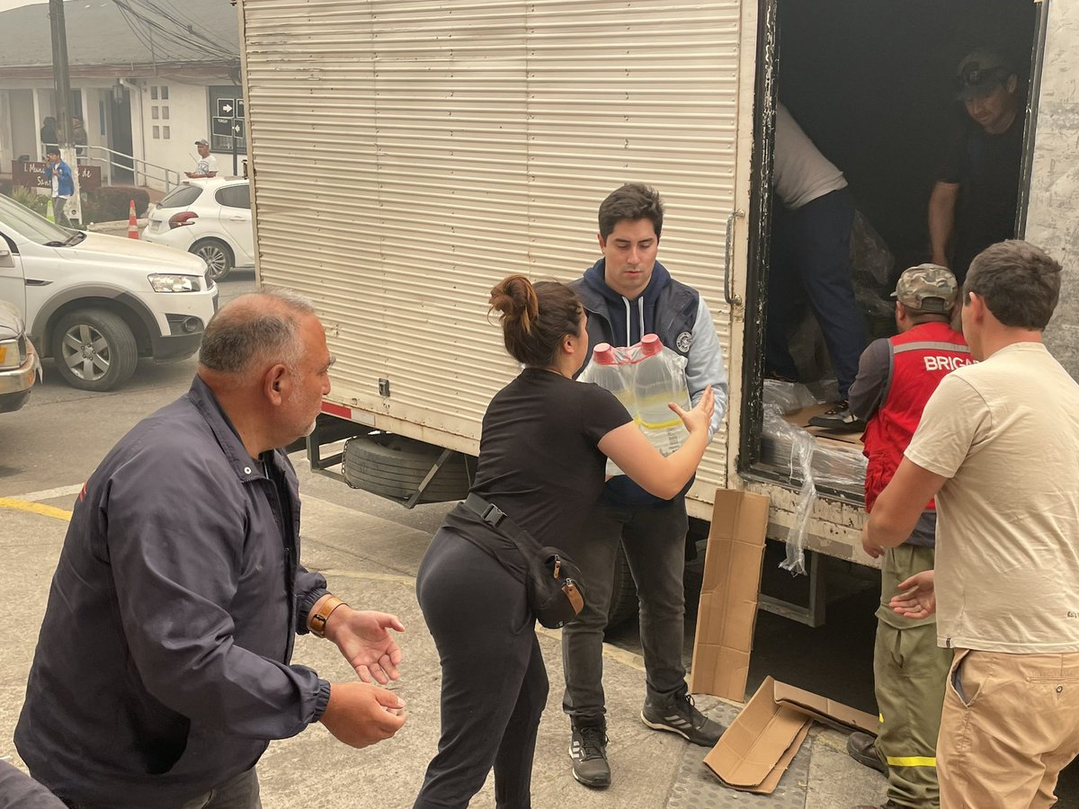 deprovconce's tweet photo. El Jefe Provincial de Educación @matiaravenam en coordinación con @Educbiobio y @junaeb_biobio , colaboró en canalizar la entrega de 10.200 lts de agua potable en bidones de 7 y 3 lts para la comuna de @MuniSantaJuana 
Seguimos desplegados!
🇨🇱🏫 https://t.co/QjOqqQvKuO