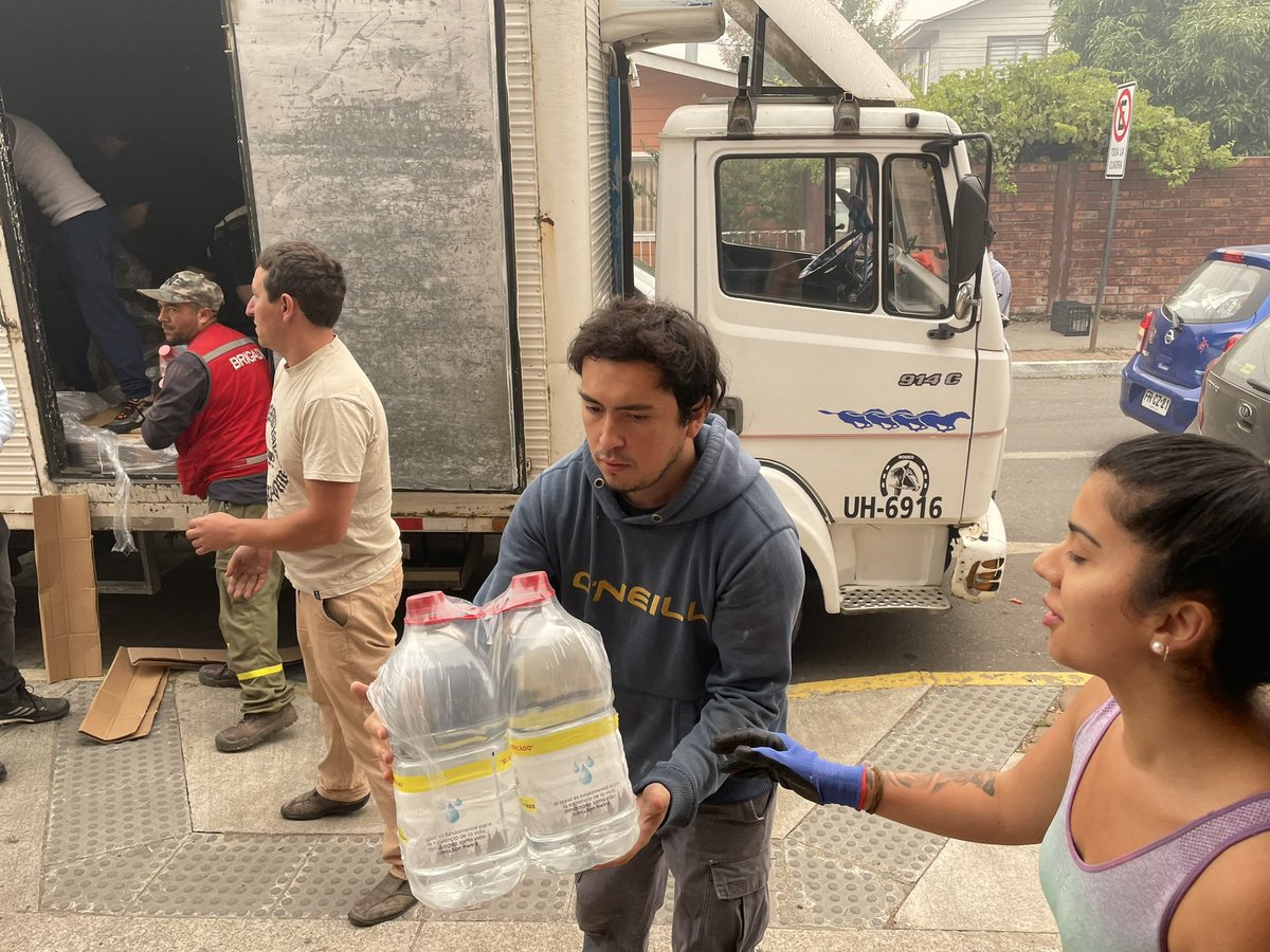 deprovconce's tweet photo. El Jefe Provincial de Educación @matiaravenam en coordinación con @Educbiobio y @junaeb_biobio , colaboró en canalizar la entrega de 10.200 lts de agua potable en bidones de 7 y 3 lts para la comuna de @MuniSantaJuana 
Seguimos desplegados!
🇨🇱🏫 https://t.co/QjOqqQvKuO
