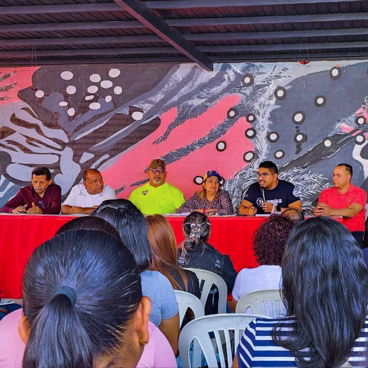 CDCEAragua's tweet photo. La Aut. única educación Prof. @leoalvacabrera en compañía de la Min. @_LaAvanzadora sostuvieron un encuentro con supervisores y directores de instituciones educativas en el marco de la gestión territorial y la organización escolar por la calidad educativa. @NicolasMaduro https://t.co/RXRYabK4b0