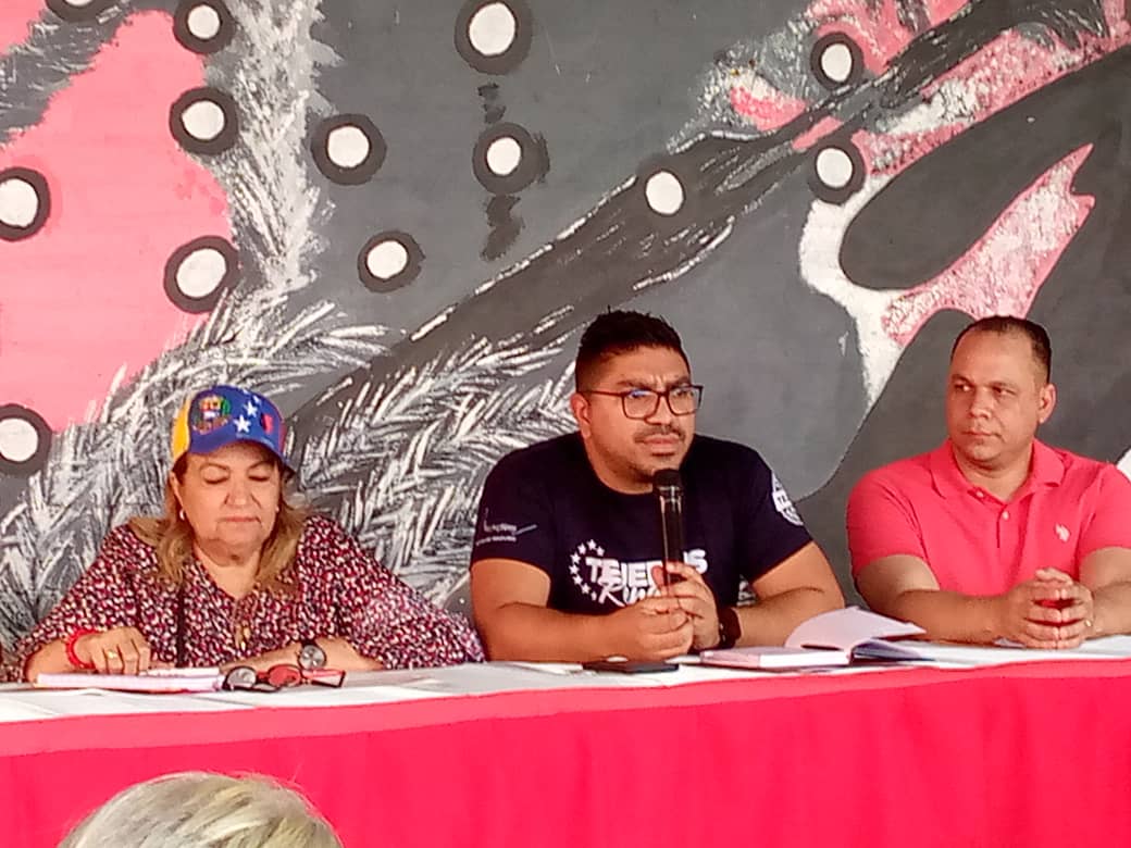 CDCEAragua's tweet photo. La Aut. única educación Prof. @leoalvacabrera en compañía de la Min. @_LaAvanzadora sostuvieron un encuentro con supervisores y directores de instituciones educativas en el marco de la gestión territorial y la organización escolar por la calidad educativa. @NicolasMaduro https://t.co/RXRYabK4b0