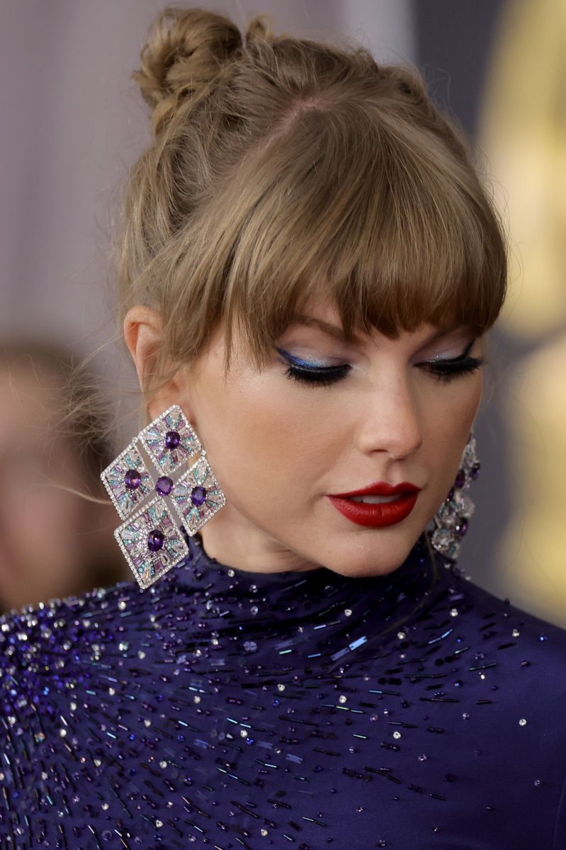 TSwiftNZ's tweet photo. 📸 | Glam details #GRAMMYs https://t.co/xELZ9d11Wz