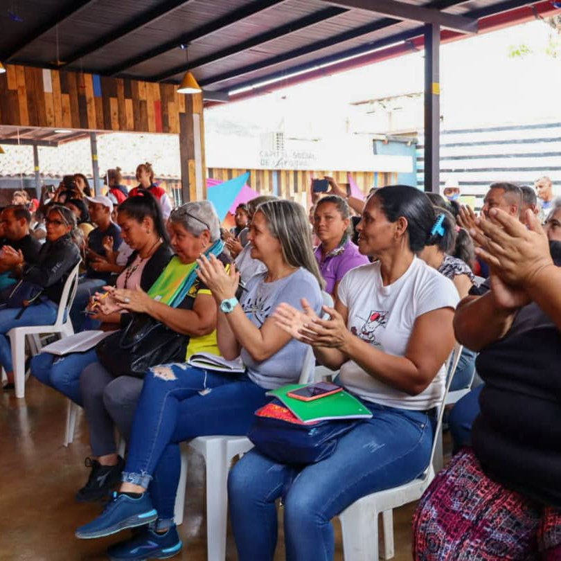 CDCEAragua's tweet photo. La Aut. única educación Prof. @leoalvacabrera en compañía de la Min. @_LaAvanzadora sostuvieron un encuentro con supervisores y directores de instituciones educativas en el marco de la gestión territorial y la organización escolar por la calidad educativa. @NicolasMaduro https://t.co/RXRYabK4b0