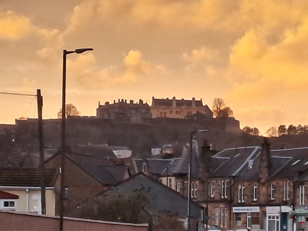 Stirling Castle looking stunning under that peach sunset #sunsetphotography #stirling #Castle #visitstirling #sunsetsunday #SunsetLovers