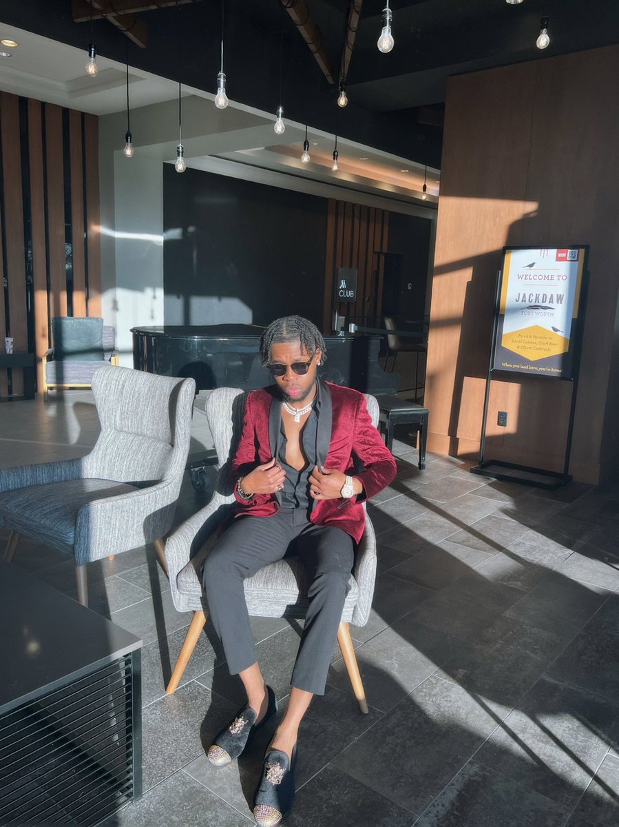 rockstarajayy's tweet photo. the rose that grew from the concrete🥀 https://t.co/v0668jkGHq