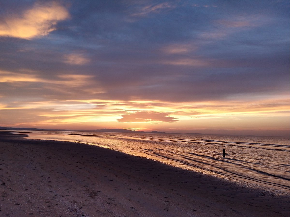 I snapped this today...
The sun setting over Edinburgh as I strolled along Aberlady Bay...
Scotland is the most beautiful wee country.........we are very lucky to live here ❤️🏴󠁧󠁢󠁳󠁣󠁴󠁿