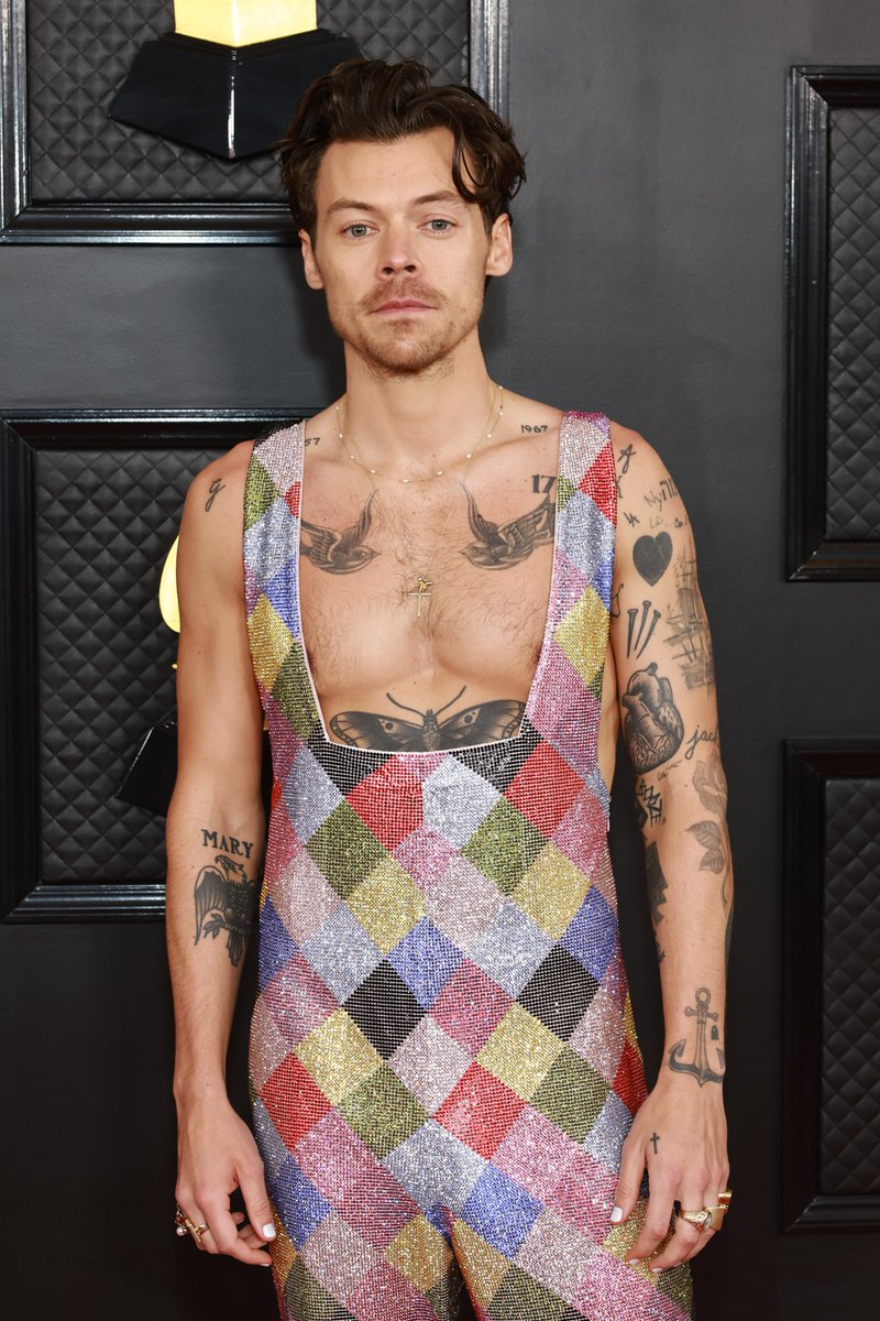 enews's tweet photo. We'll say it: We can't get this look off our minds. ⭐️ 
See every #GRAMMYs look here: https://t.co/7GGTAoPym5 https://t.co/XYiIVRX9oD