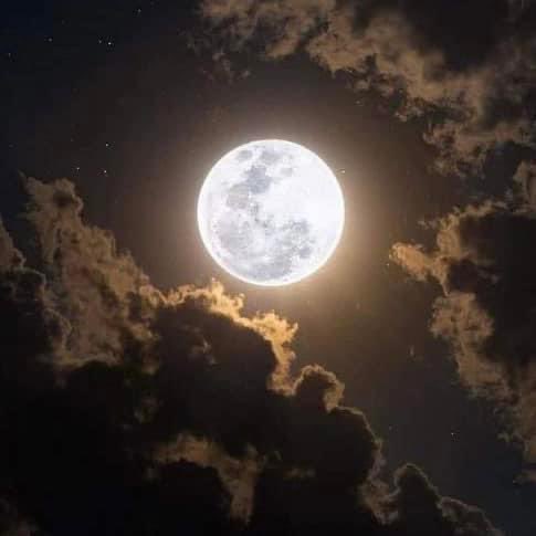 theseasonalemma's tweet photo. Does the #fullmoon keep anyone else awake?! Always happens to me !🌚🌜 #snowmoon #whitemoon #februarymoon #Fullmoonparty https://t.co/4tHmhCJr5S