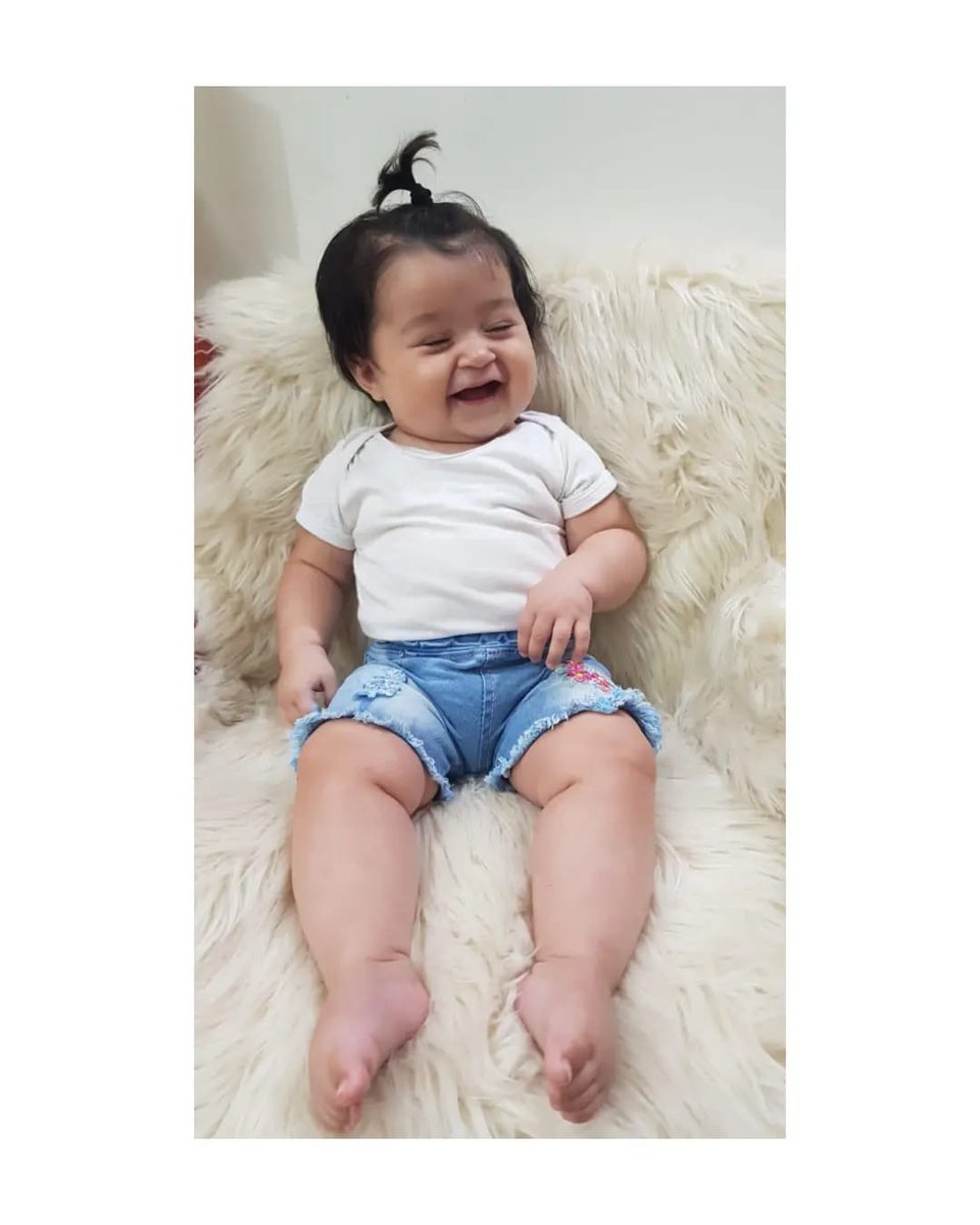 Miren la perfección de esta niña😍
