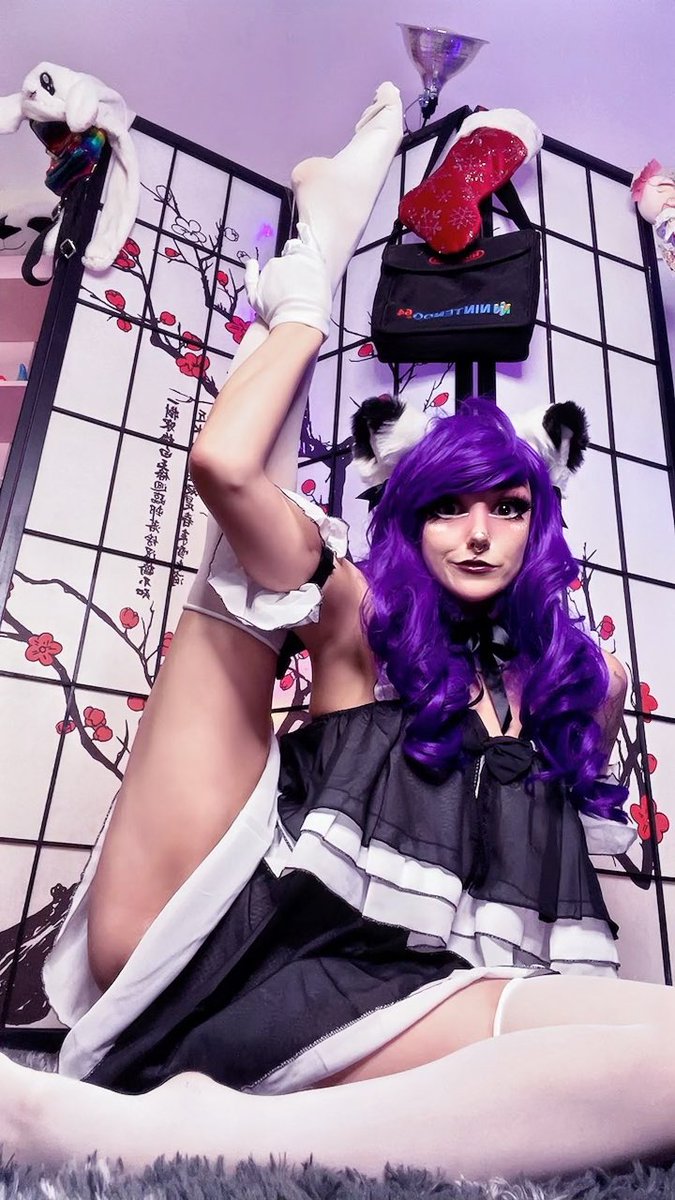 EmeryFennec's tweet photo. Gotta get clean somehow! 🐱 
Or did u wanna do it? 😏

If u’ve ever looked at me, u owe me a bday present. 😤😤😤😂😂😂

working on adding more of my circus talents into my cosplay!! :3 https://t.co/tf2fDmNla6