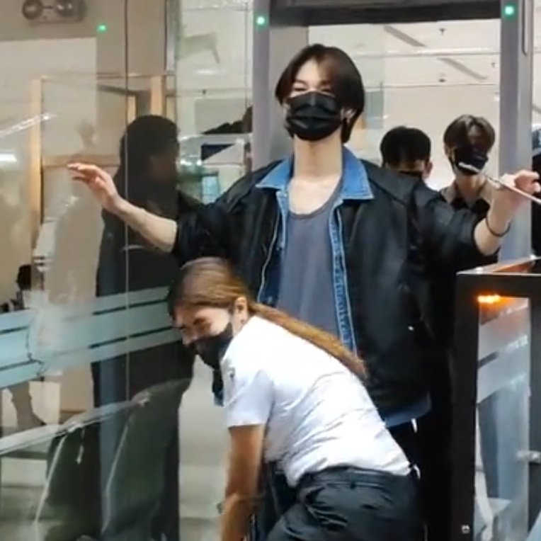 _abcdefghi_jay_'s tweet image. ATE NAKAKAHIYA YANG GINAGAWA MO SA TOTOO LANG !!!