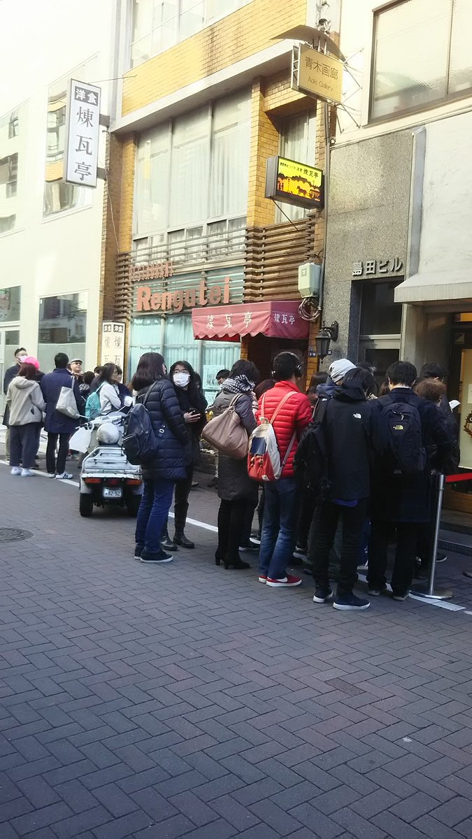 rousokuya105's tweet photo. 出来上がった料理をお持ちしますと私共のお客様は「ありがとうございます」と言ってくださいます。そしてお帰り時にはお使いになられたおしぼり等をゴミ箱に入れて行かれます。素敵な方々に支えられた一日がまた始まります。心高まりにいらしてください。
#銀座飲食店 https://t.co/0hamlLvDSw