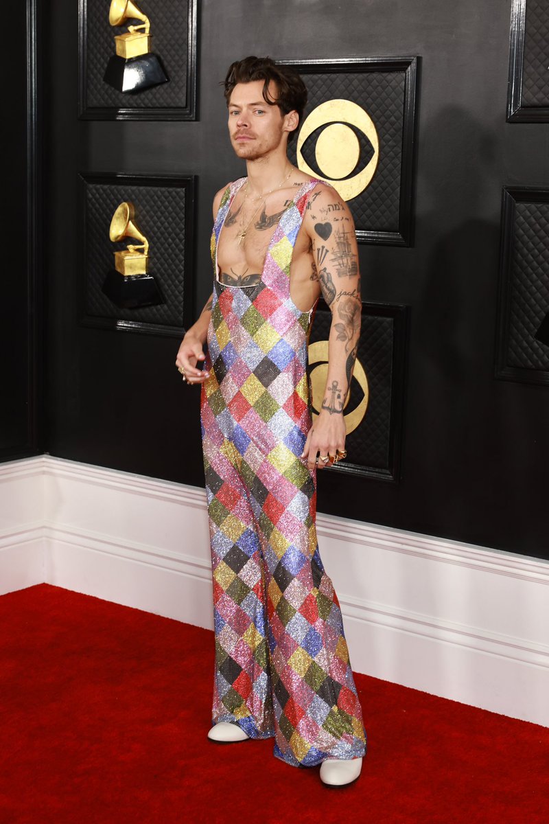 hstylespics's tweet photo. Harry on the #GRAMMYs red carpet https://t.co/hdBcnzbNKp