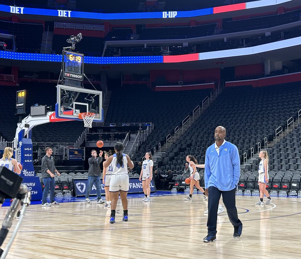 djwest777's tweet photo. Cool experience tonight announcing Stevenson girls game at Little Caesars Arena. @RobDavidek on the scoreboard. https://t.co/SW0GIEiYqb