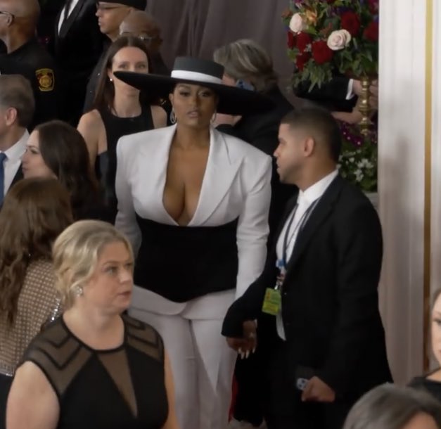 grandekordei's tweet photo. OH CMON JAZMINE! https://t.co/NwgVwWFCPe