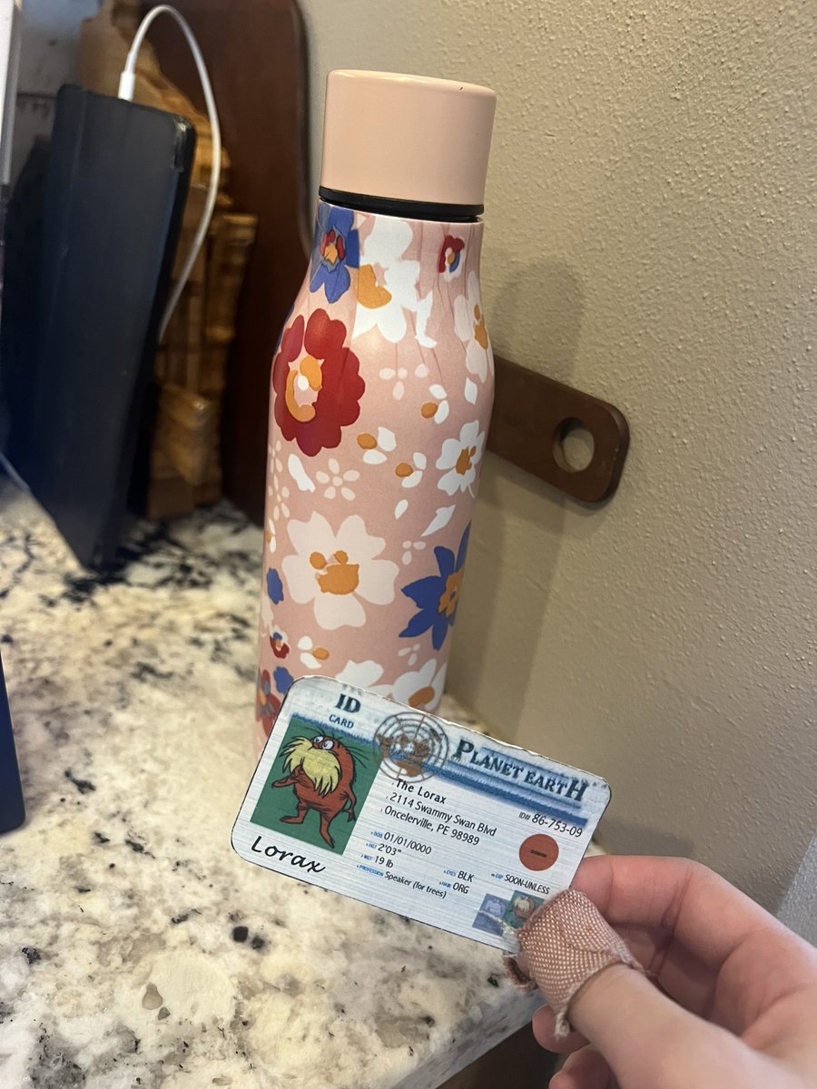 Sofiathelorax's tweet photo. I use a reusable water bottle to help reduce my ecological footprint. This is helpful because it reduces the amount of limited resources on this Earth that I use. #apespop #apespopulation @franklinlorax https://t.co/CfvbMnyFCG