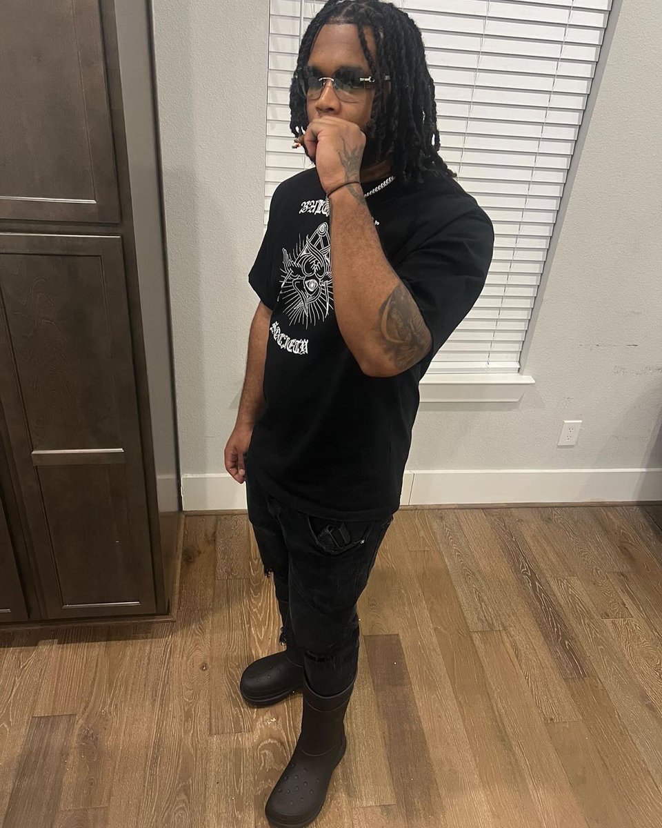 wheretf_kill's tweet photo. I live for a jugg🤲🏾I’m lookin for change🌎I come from da mud🐊I walk through da rain🌧It’s a blick on everybody in the car when we ride🛠💨and it’s only one ending when you fuckin w gang⛓🏴☠️ #pickasidestaythere #rideordie #pwtmdafamily https://t.co/j1apXGKu03