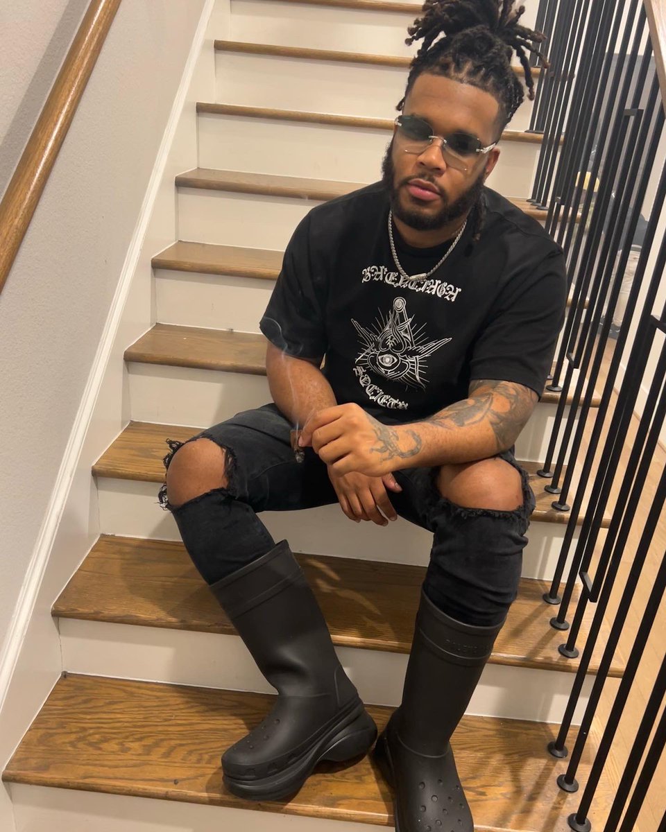 wheretf_kill's tweet photo. I live for a jugg🤲🏾I’m lookin for change🌎I come from da mud🐊I walk through da rain🌧It’s a blick on everybody in the car when we ride🛠💨and it’s only one ending when you fuckin w gang⛓🏴☠️ #pickasidestaythere #rideordie #pwtmdafamily https://t.co/j1apXGKu03