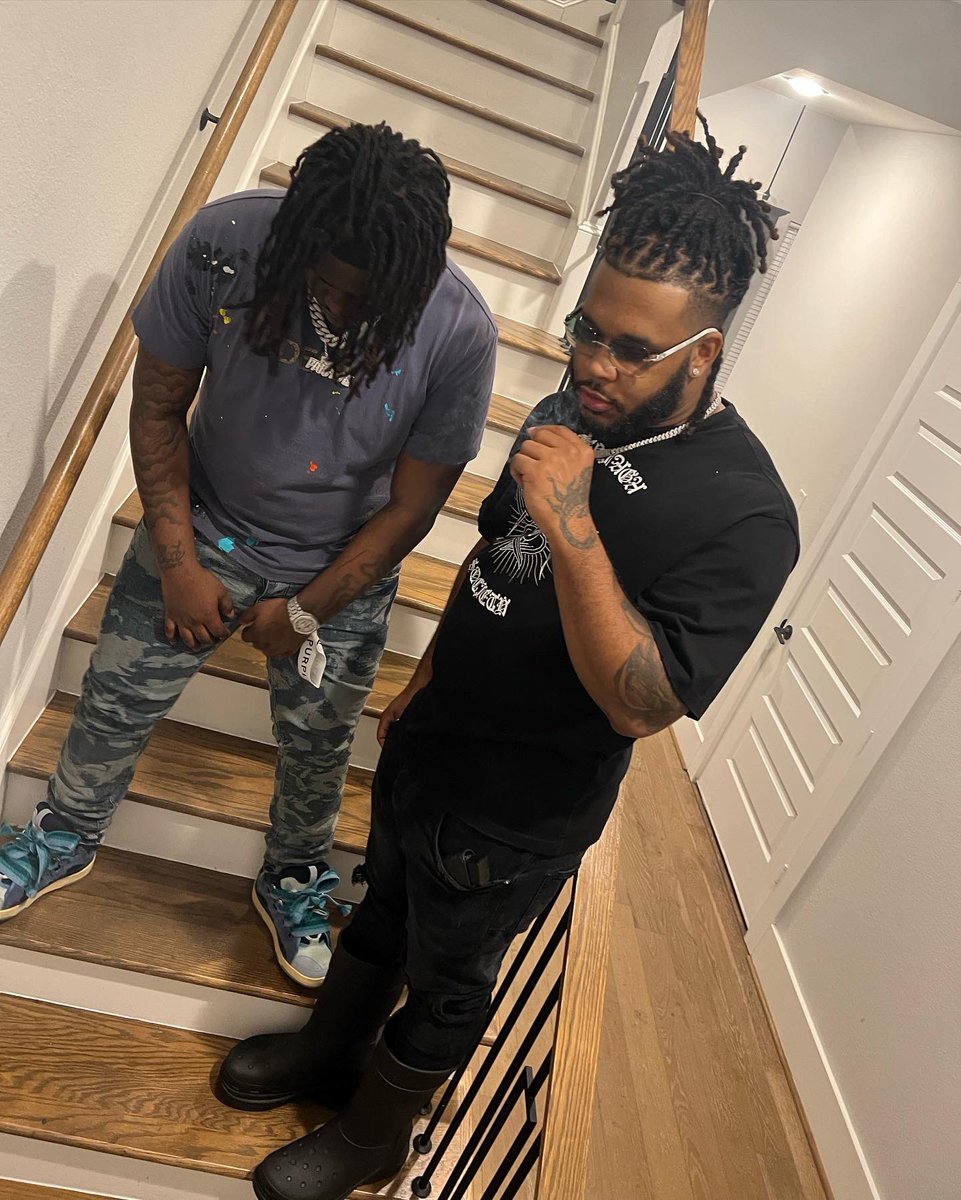 wheretf_kill's tweet photo. I live for a jugg🤲🏾I’m lookin for change🌎I come from da mud🐊I walk through da rain🌧It’s a blick on everybody in the car when we ride🛠💨and it’s only one ending when you fuckin w gang⛓🏴☠️ #pickasidestaythere #rideordie #pwtmdafamily https://t.co/j1apXGKu03
